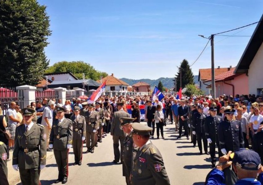 Alarmante: Ushtria e Serbisë marshon në qytetin boshnjak pa lejen e Presidencës së Bosnjes