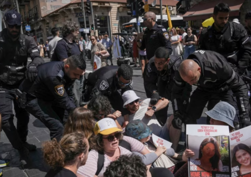 Protestuesit izraelitë bllokojnë rrugët, kërkojnë lirimin e pengjeve dhe armëpushim