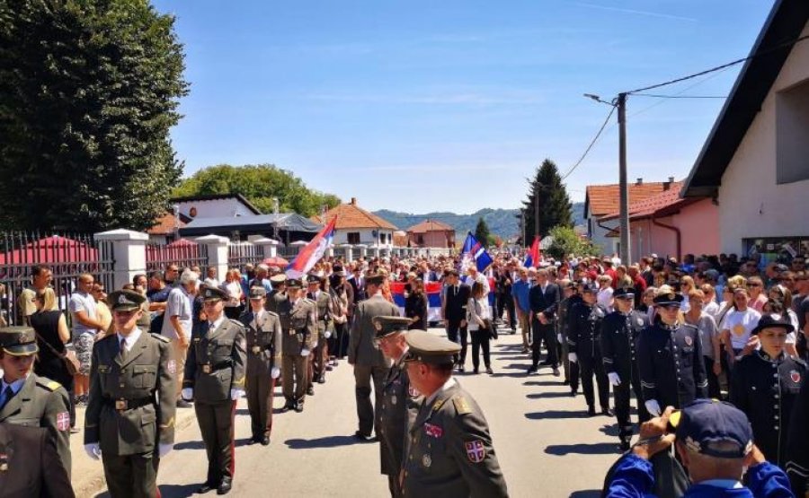 Alarmante: Ushtria e Serbisë marshon në qytetin boshnjak pa lejen e Presidencës së Bosnjes