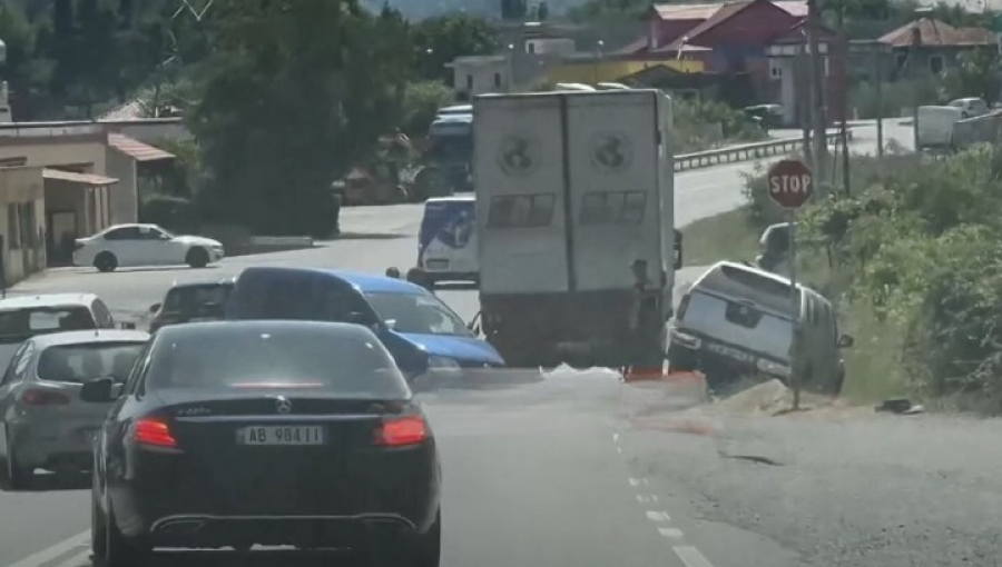 Aksident në aksin Elbasan-Peqin, kamioni përplas dy makina