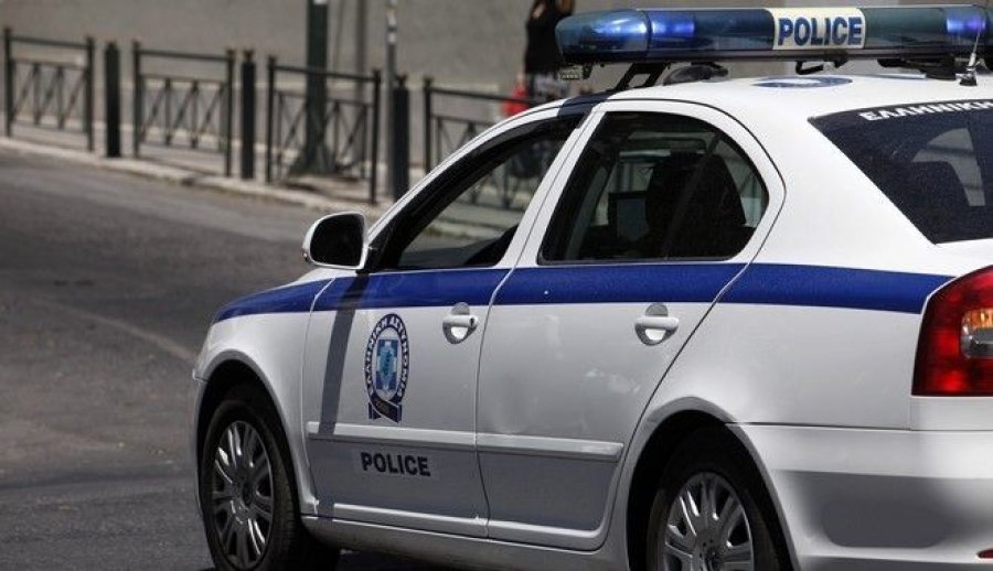 Automjeti me targa shqiptare mbushur me klandestinë i bën ‘cirk‘ policisë greke