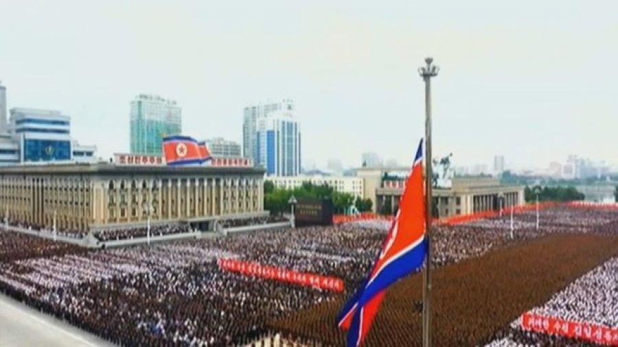 Mijëra njerëz në lot, Kim Jong Un bën event për 30-vjetorin e vdekjes së gjyshit