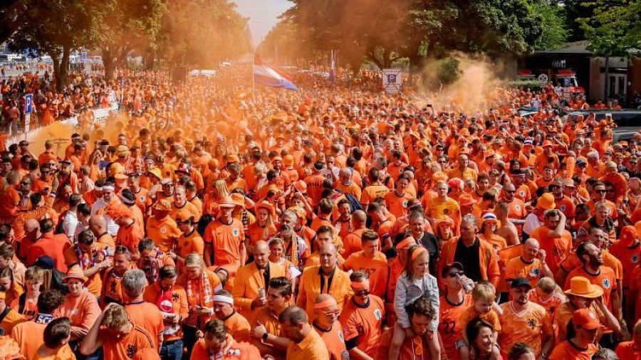 Holandë-Angli/  'Muri i verdhë' i Dortmundit do të ngjyroset portokalli