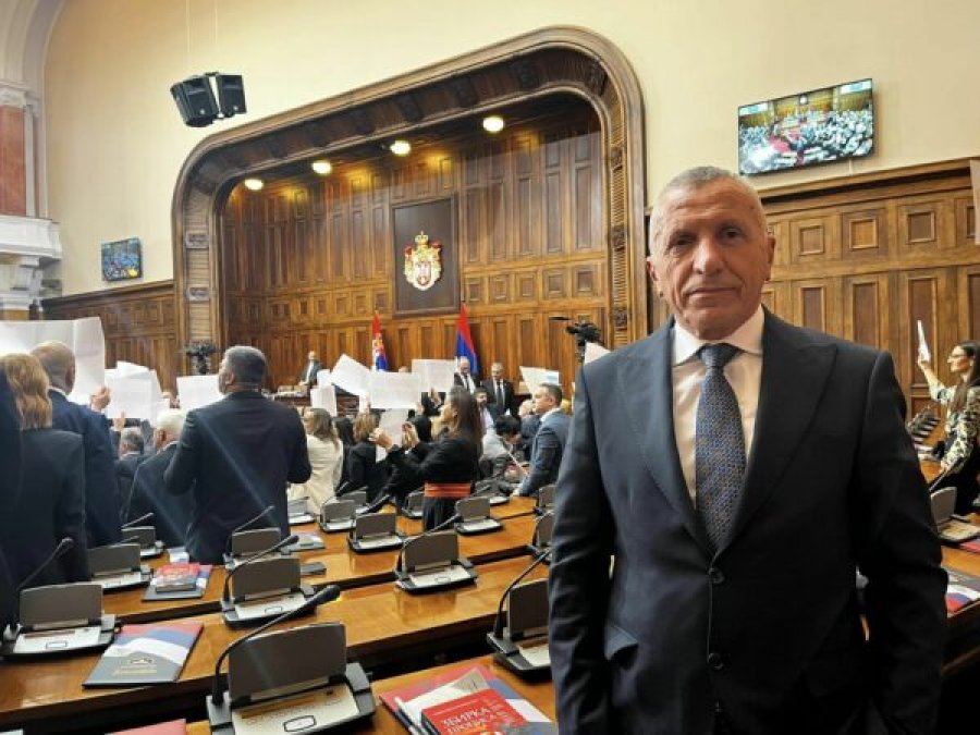 Shaip Kamberi dhe dy deputetë të Sanxhakut çojnë rezolutën në Kuvendin serb: Të dënohet gjenocidi në Srebrenicë