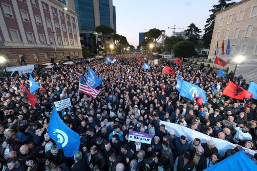 ‘Të bashkuar në betejë’/ Qytetarët nga Saranda nisen drejt Tiranës për protestën para Kryesministrisë