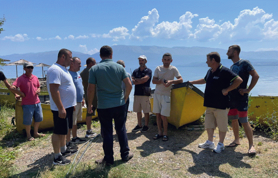 Peshkatarët protestë në Pogradec: Vendqëndrimi i varkave po kthehet në plazh privat