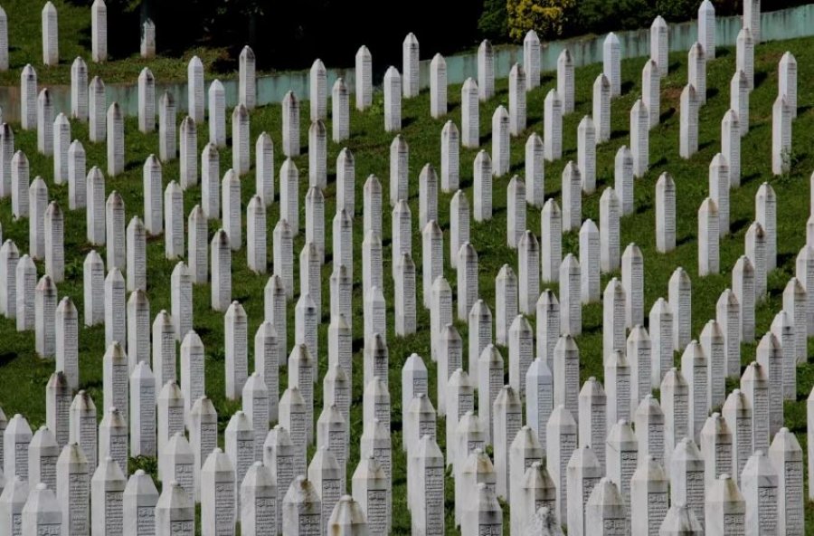 Kuvendi i Kosovës në seancë të jashtëzakonshme/ Miratohet deklarata që përkujton dhe nderon viktimat e gjenocidit në Srebrenicë