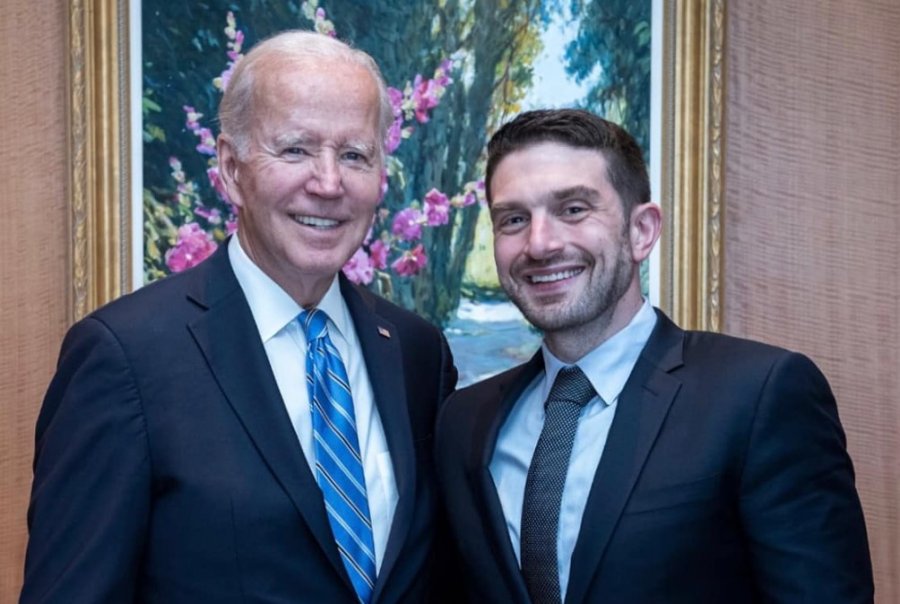 Djali i Sorosit i shtyn demokratët në panik të rreshtohen krah Biden-it