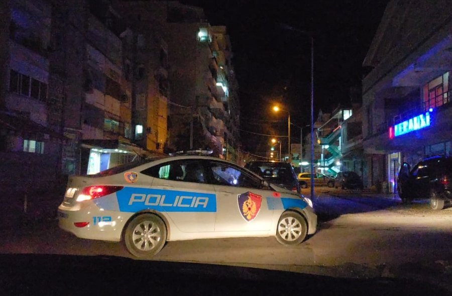 Makina e policisë përplas këmbësorin në bulevardin e Vlorës