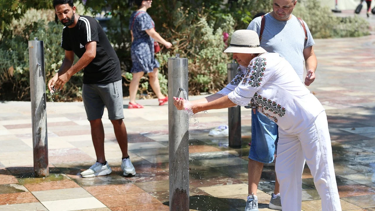 Temperaturat 43 gradë C edhe në hije, si po e përballojnë qytetarët e Tiranës të nxehtin përvëlues