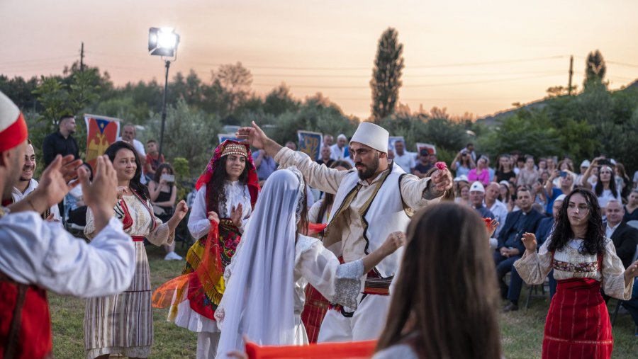 Udhëtim në histori: Banorët e Vaut të Dejës inskenojnë dasmën e Skënderbeut