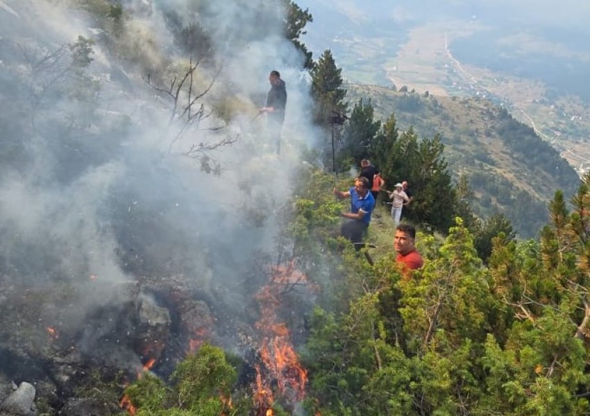 Lura vijon të digjet, banorët tentojnë të shuajnë zjarrin me mjete rrethanore