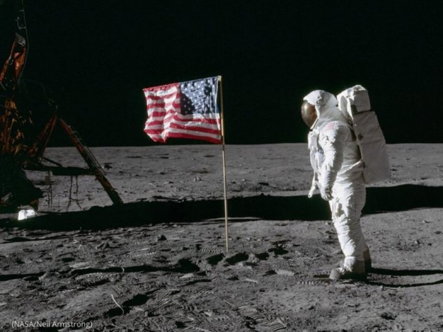 Si sot në 1969, astronautët amerikanë Armstrong dhe Aldrin, njerëzit e parë që ecën në Hënë