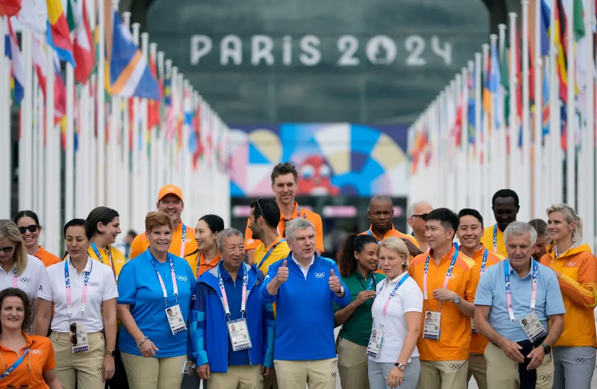 Sportistët e Olimpiadës mbërrijnë në Paris përpara ceremonisë së hapjes