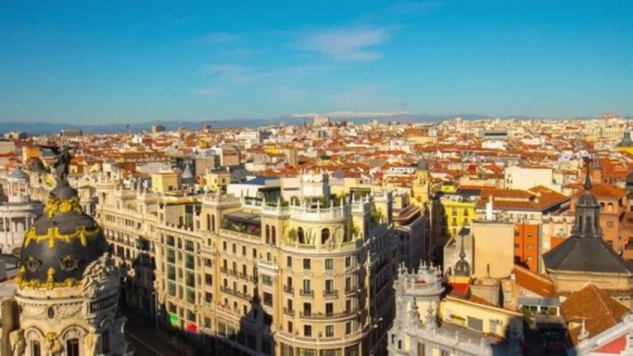 Temperatura të larta në Madrid, turistët ankohen për vapën: Nga toka del zjarr, as uji nuk na mjafton