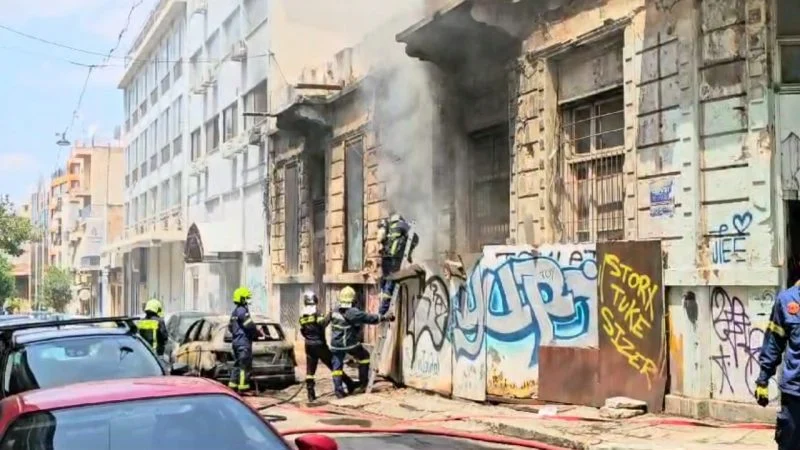 Zjarr i madh në qendër të Athinës/ Persona të panjohur i vënë flakën makinës pa targa, dyshohet se