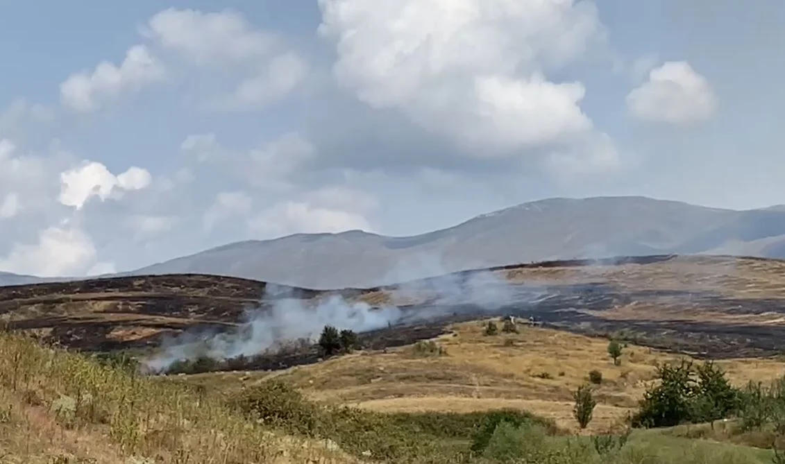 Zjarr i madh përfshin Blacën dhe Podgorin