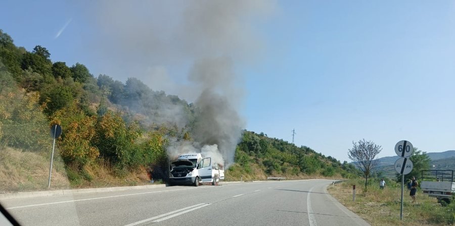 Përfshihet nga flakët një furgon pranë Mallakastrës