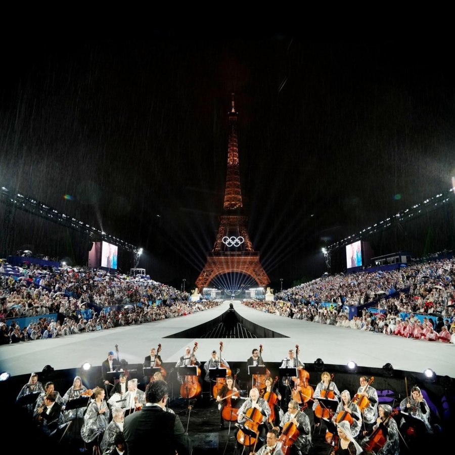 Për herë të parë në histori ceremonia e Lojërave Olimpike Verore u zhvillua jashtë një stadiumi