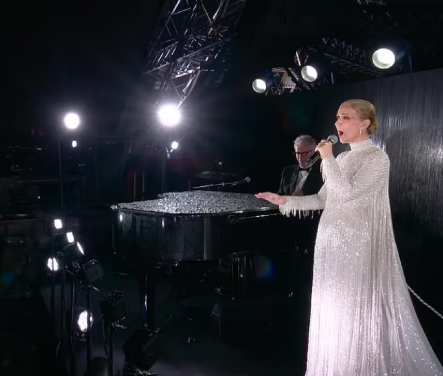 Fansat në lot, Celine Dion performon në ceremonionë hapëse të lojërave olimpike