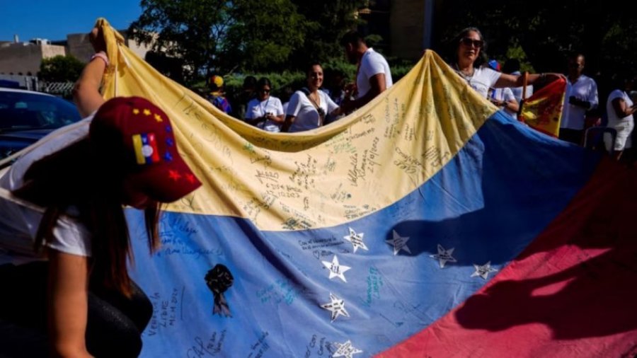 Venezuelasit votojnë në zgjedhjet që sfidojnë pushtetin e Maduros