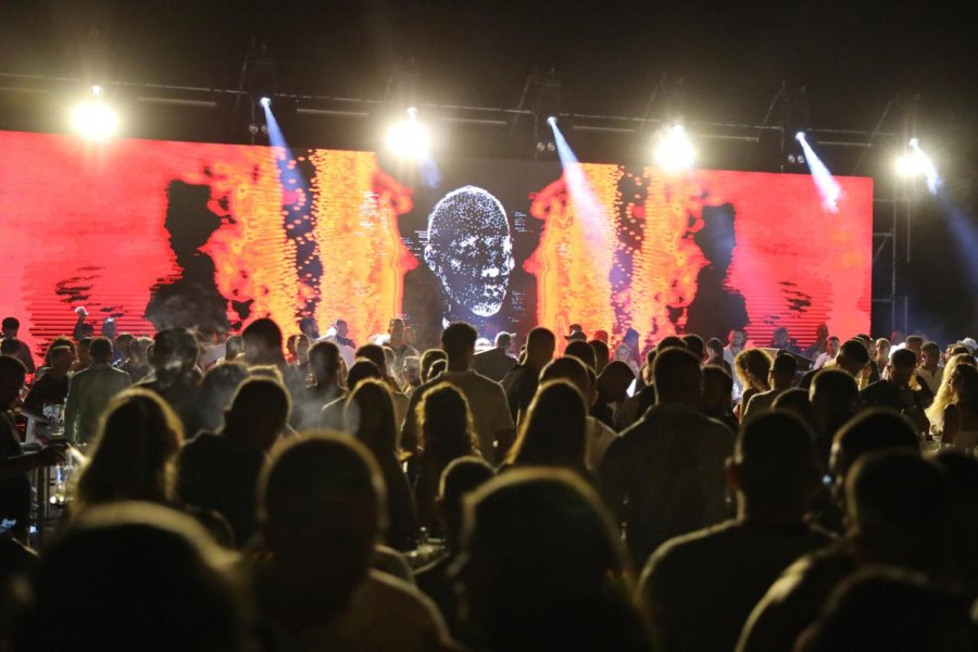 Fitues i çmimit Grammy, DJ RogerSanchez dhuron spektakël në GreenCoast