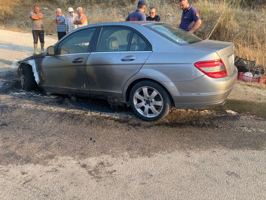 Përfshihet nga flakët automjeti në aksin Sarandë-Livadhja, dyshimet e para