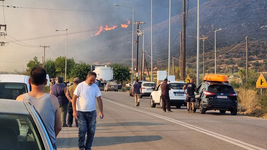 'Mur' zjarri: Evakuohen banorët nga ishulli Evia në Greqi, një tjetër zjarr i egër përhapet