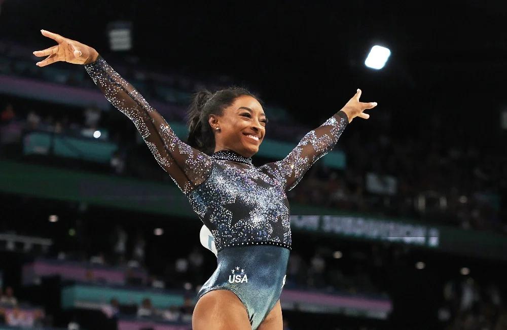 Simone Biles ndriçon në Olimpiadë, në garë me një kostum special me 6 mijë kristale Swarovski