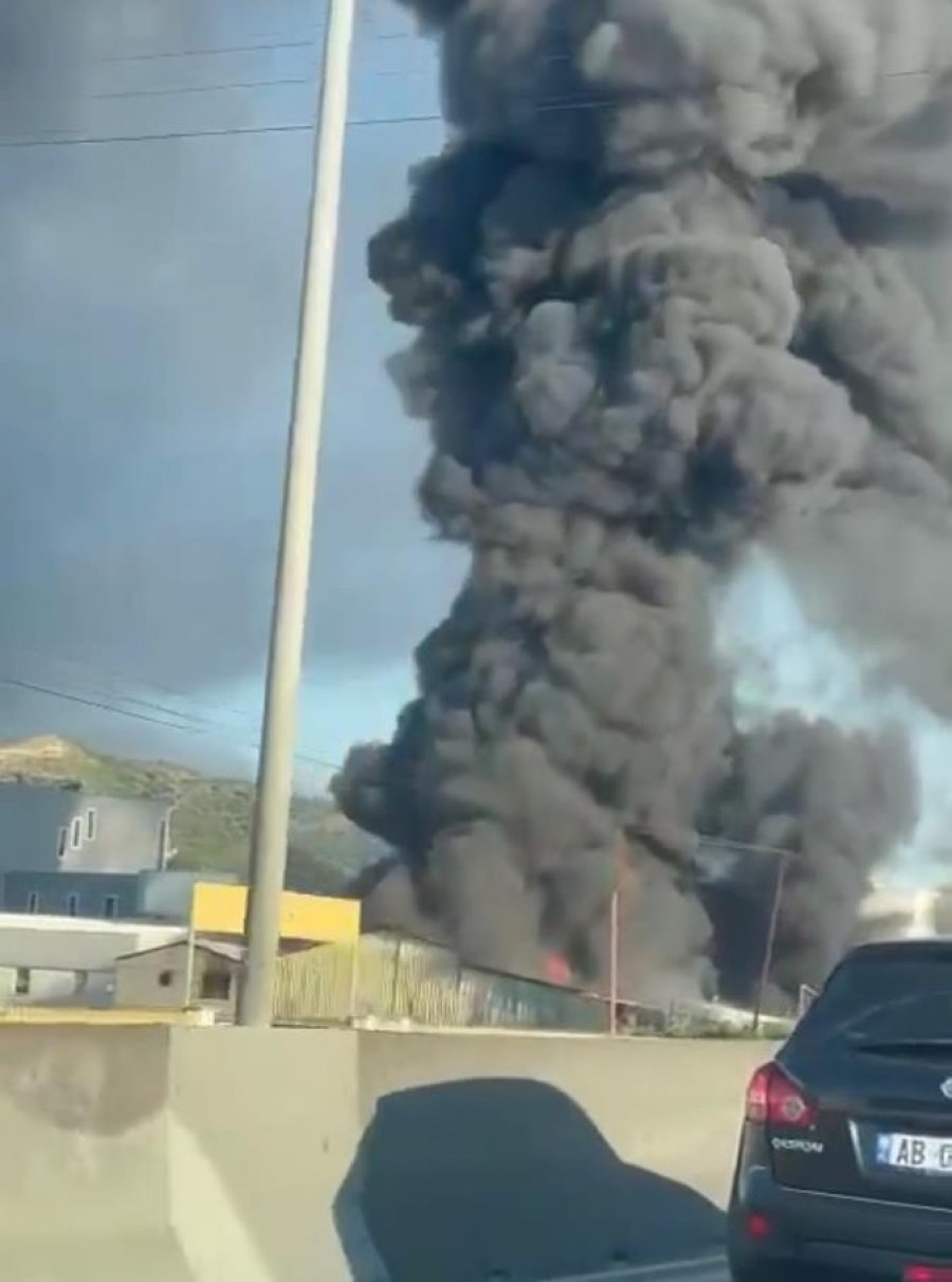 Merr zjarr fabrika e këpucëve në autostradën Tiranë - Durrës, shtëllunga tymi mbulojnë Vorën