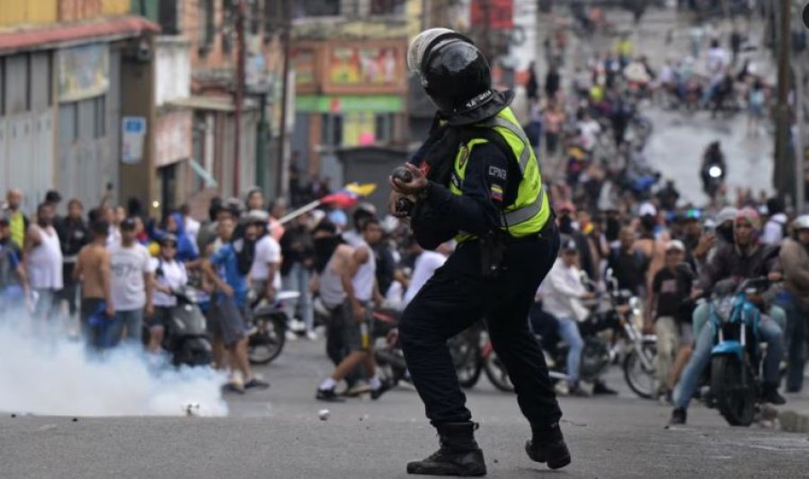 Venezuelasit protestojnë në mbështetje të opozitës pasi Maduro fitoi mandatin e 3