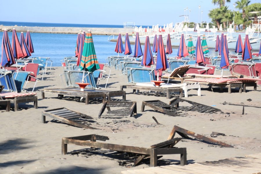 FOTO/ Pasojat e flakëve masive, largohen pushuesit nga Shëngjini