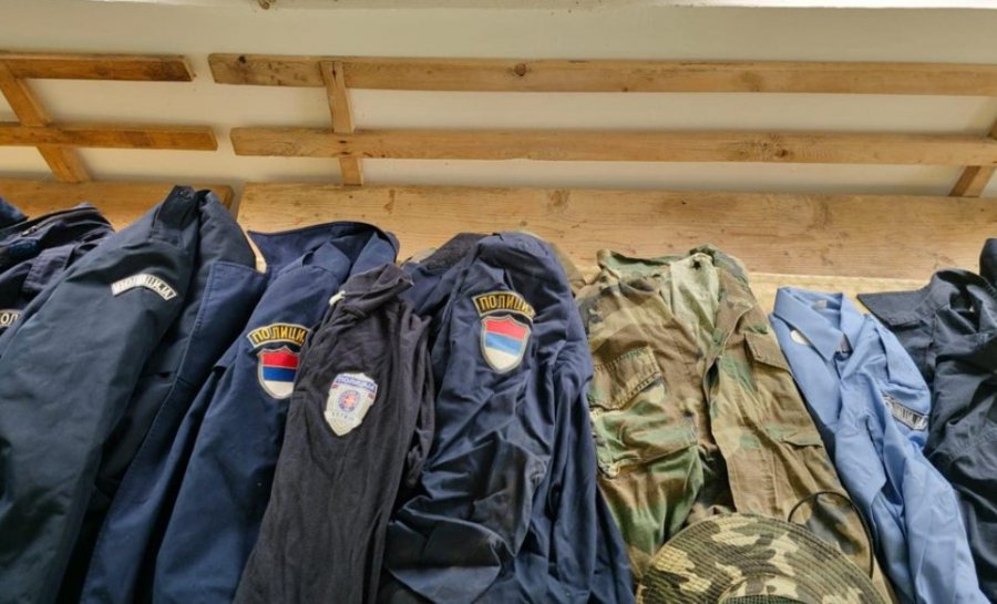 Gjenden uniforma të policisë serbe/ Sveçla akuzon Serbinë për destabilizim