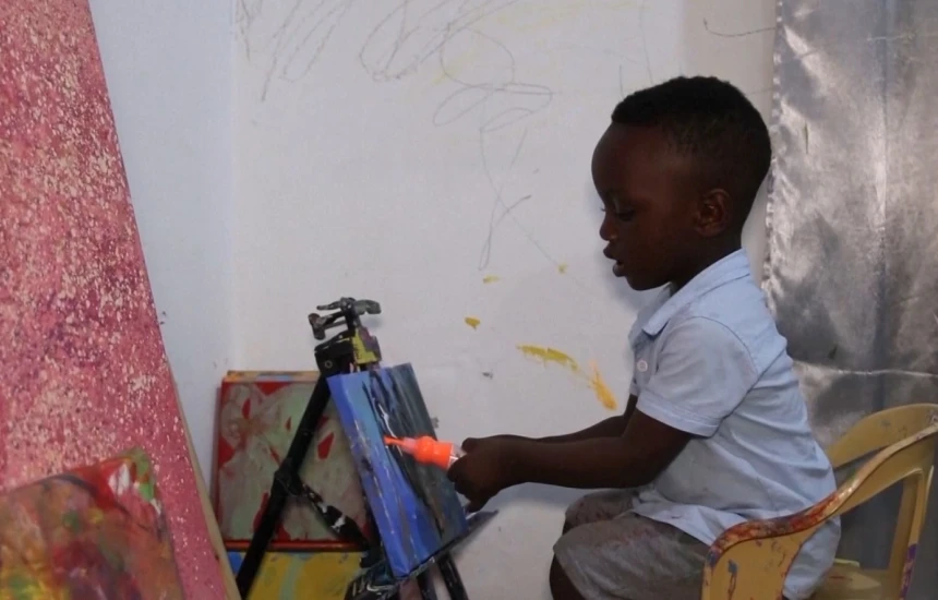 Vogëlushi nga Gana thyen rekordin si piktori më i ri në botë