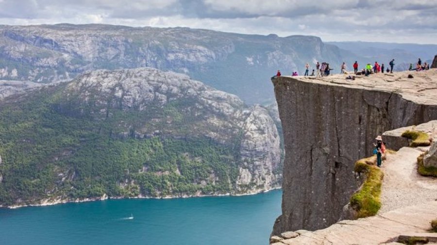 Bie nga shkëmbi 604 metra i lartë në Norvegji, vdes 40-vjeçari