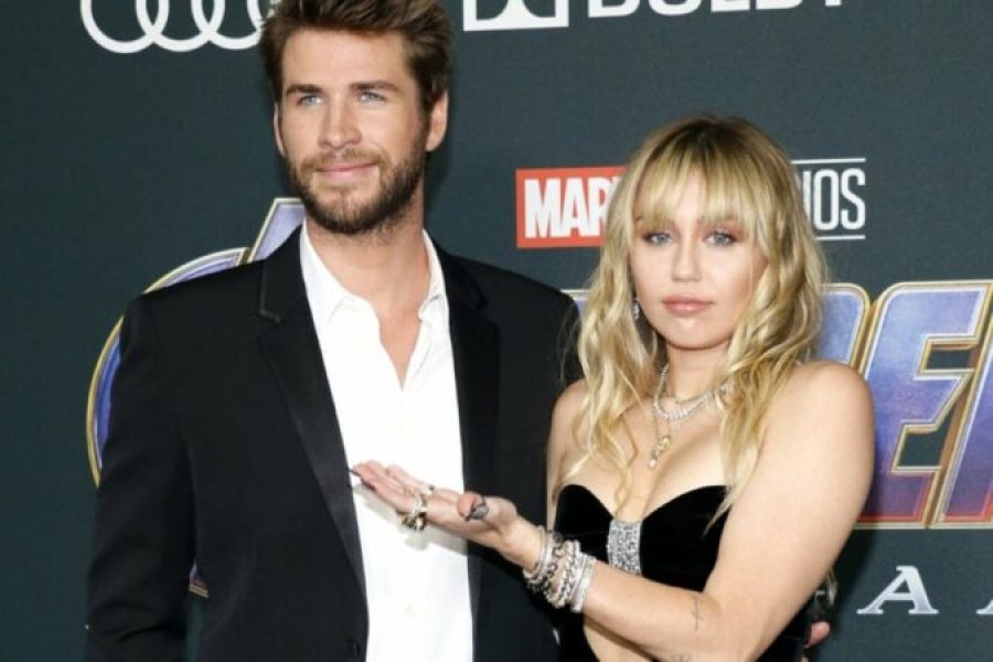 Thuhet se Miley Cyrus nuk po e harron dot ish-bashkëshortin, Liam Hemsworth