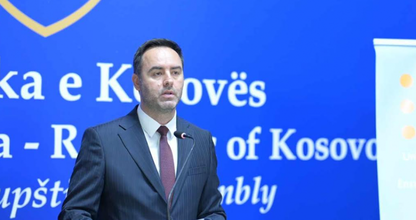 Konjufca: Qindra njerëz në Serbi po ushtrojnë dhe po përgatiten për një sulm në Kosovë