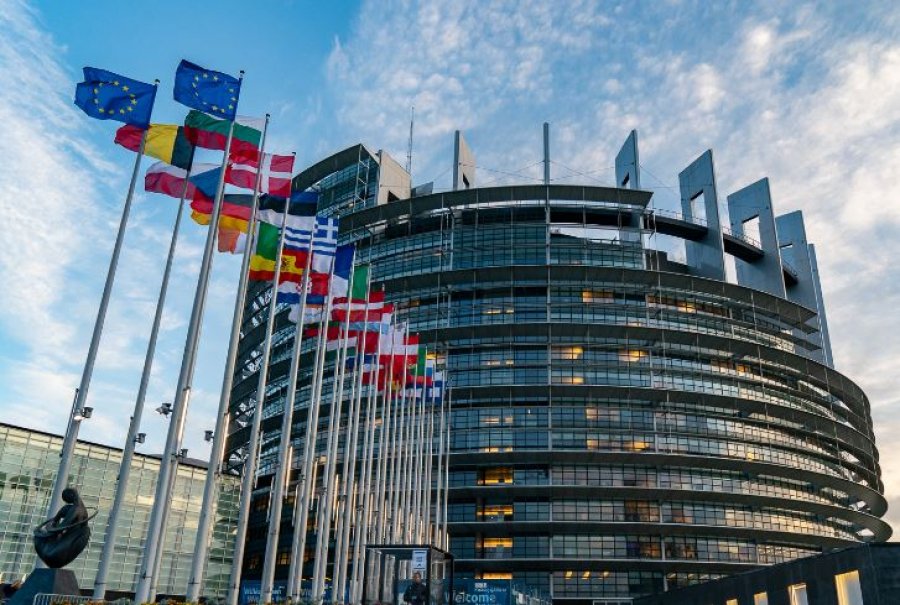 Zgjedhjet/ Parlamenti Europian pritet të ‘zhvendoset’ djathtas pas numërimit të votave