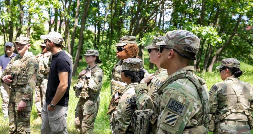 Ushtarë të KFOR-it mbajnë trajnim me anëtarë të Shoqatës së Kërkimit dhe Shpëtimit të Kosovës