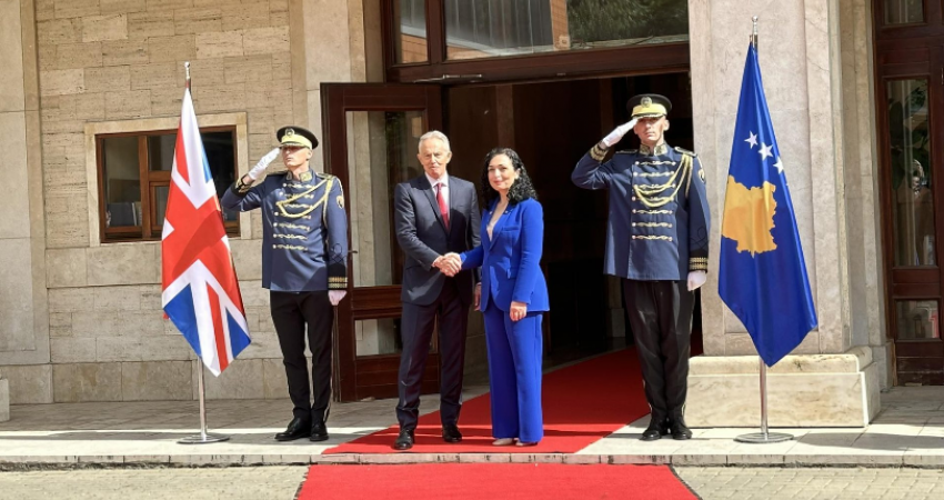Blair arrin në Kosovë për 25-vjetorin e çlirimit, pritet nga presidentja Osmani