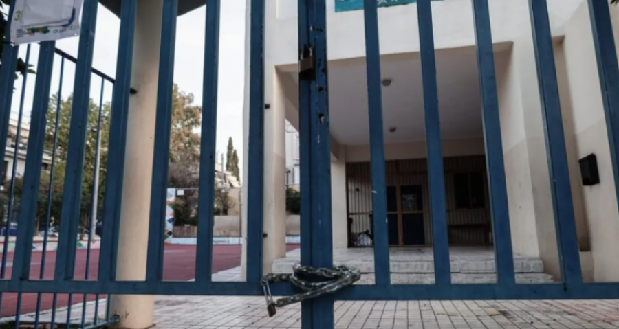 Temperaturat e larta, mbyllen shkollat fillore dhe çerdhet në Athinë