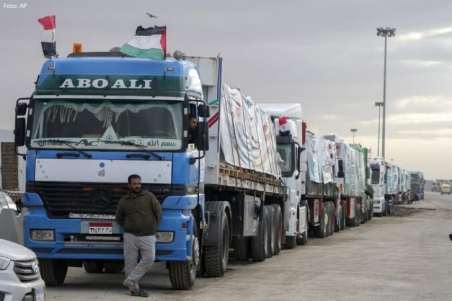 Kamionët që transportojnë ndihma në Gaza, BE: Janë duke pritur në radhë për të kaluar