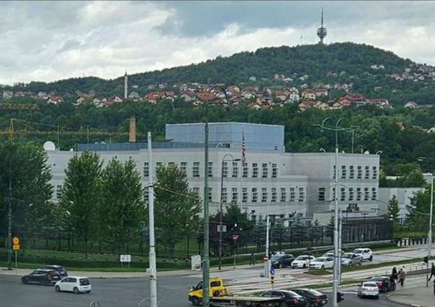 Ambasada amerikane në Sarajevë i përgjigjet Vuçiçit: Prona është e shtetit