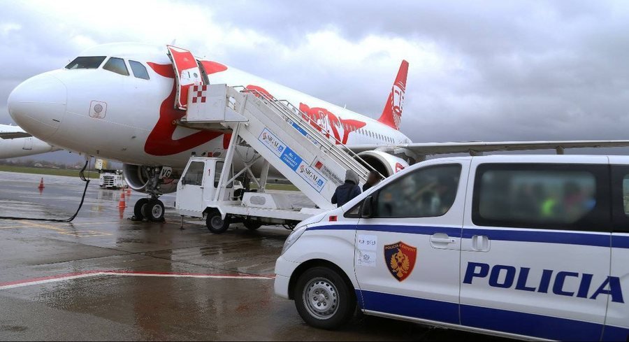 EMRI/ Trafikoi mbi 800 kg kanabis, ekstradohet nga Greqia në Shqipëri 48-vjeçari