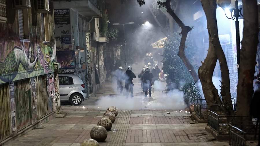 Dhunë gjatë natës në Athinë, persona të panjohur sulmojnë policinë, 3 të plagosur