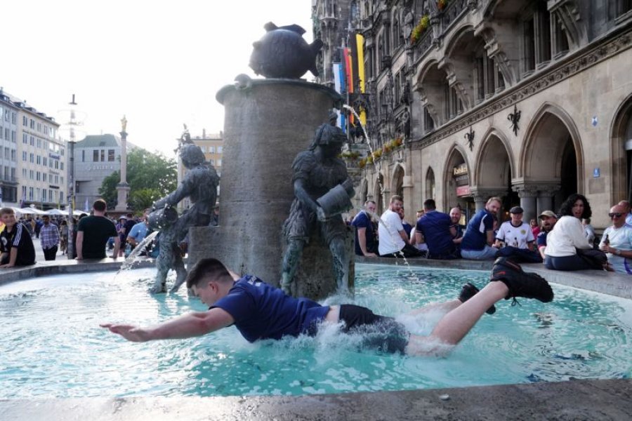 FOTO/ Duke pritur ndeshjen Gjermani- Skoci