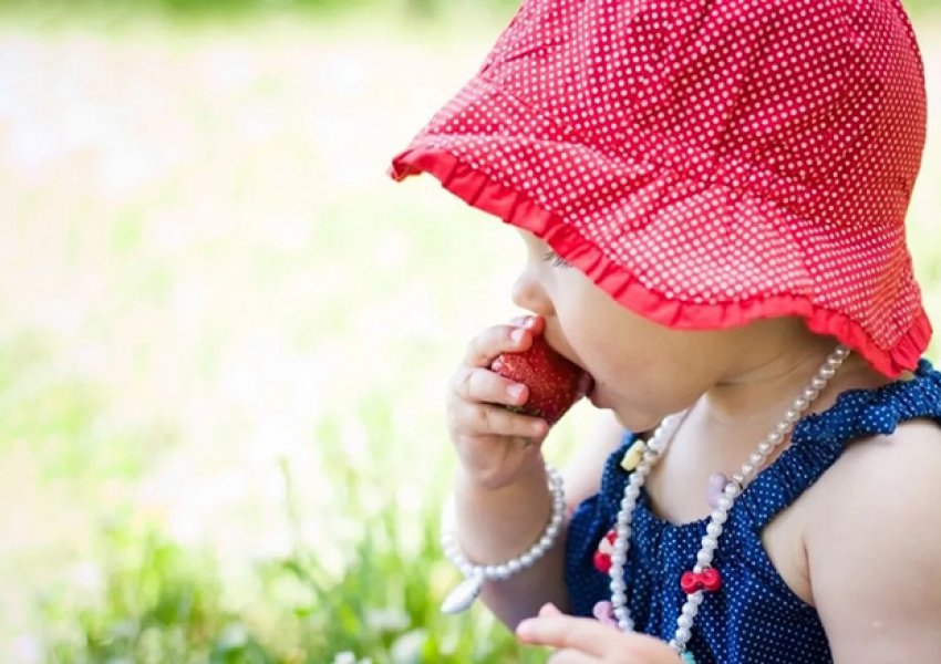 Futja e dredhëzave në ushqimin e fëmijës: Kur mund t’i hajë, sa dhe cilat janë shenjat e një reaksioni alergjik