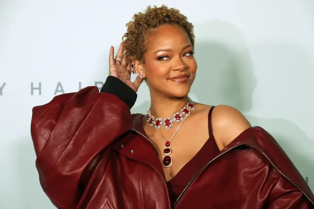 Rihanna flet për rënien e flokëve pas lindjes