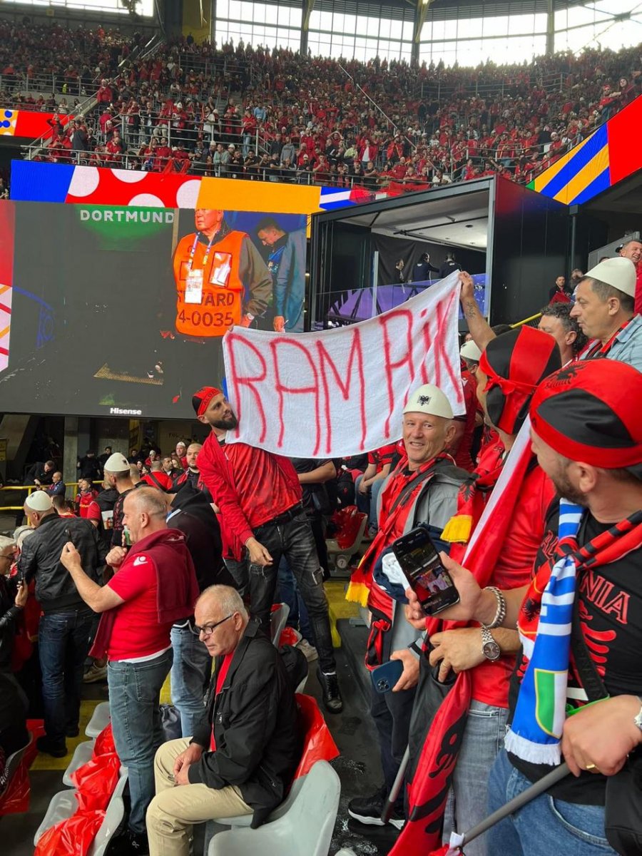 Tifozët hapin pankartën "Rama ik" në stadiumin e Dortmundit |