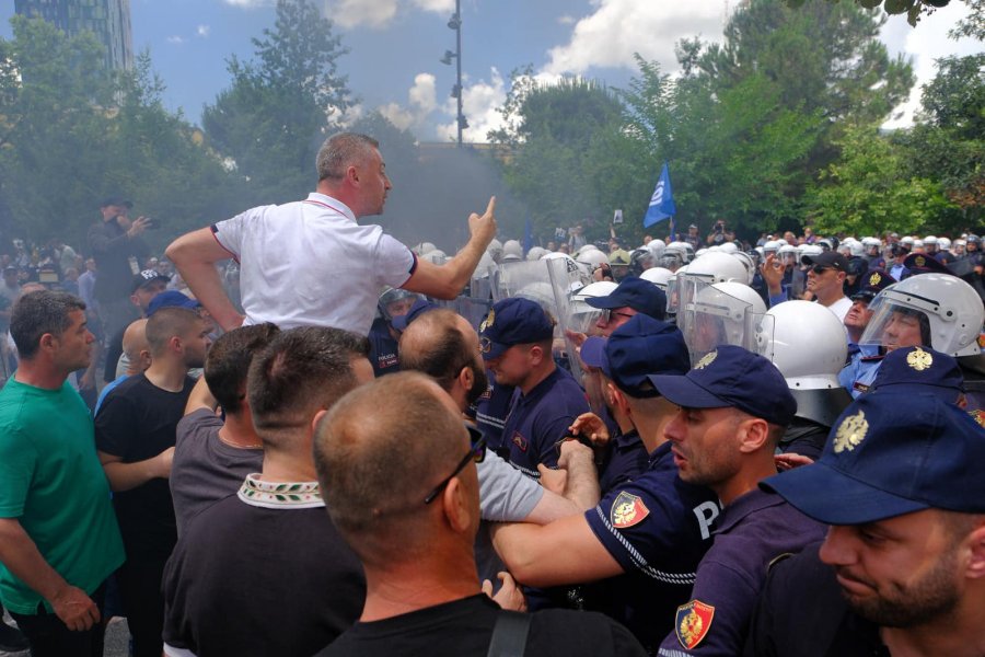 Protesta para bashkisë së Tiranës, Policia arreston të revoltuarit prej korrupsionit